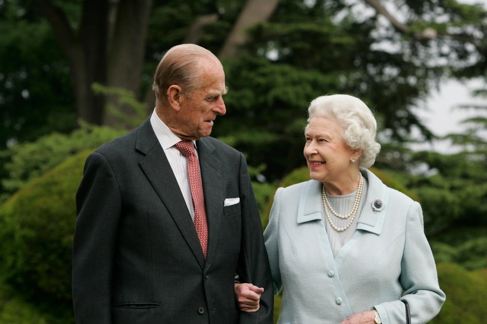 The couple recreate their 1947 snap - with the brooch on display once again - in 2007