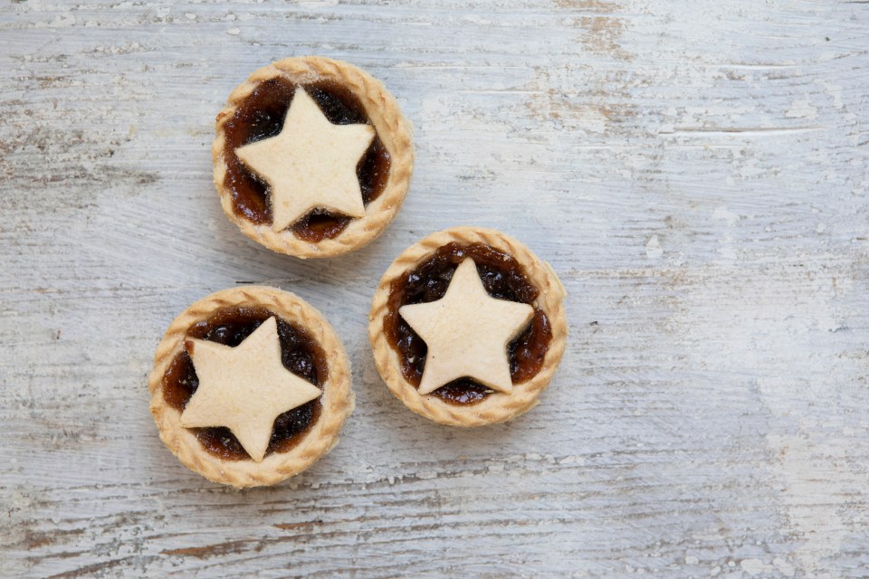 The crumbling pastry and luscious dried fruit of mince pies suit the molten raisin flavour of a sweet oloroso