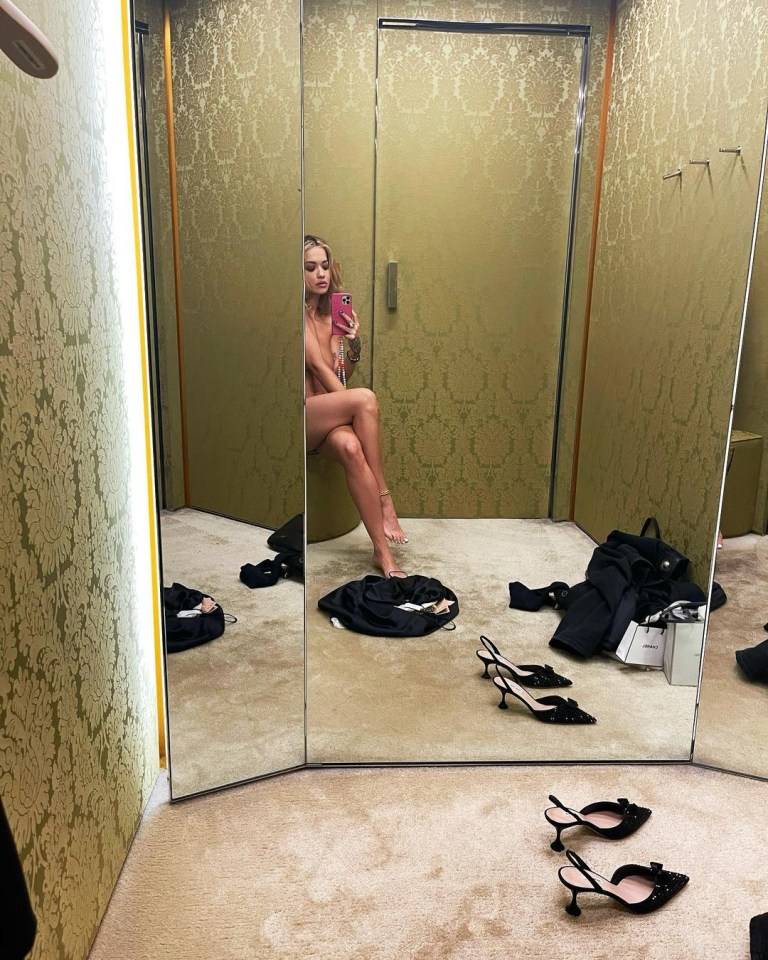 The star posed for a saucy photo in a dressing room