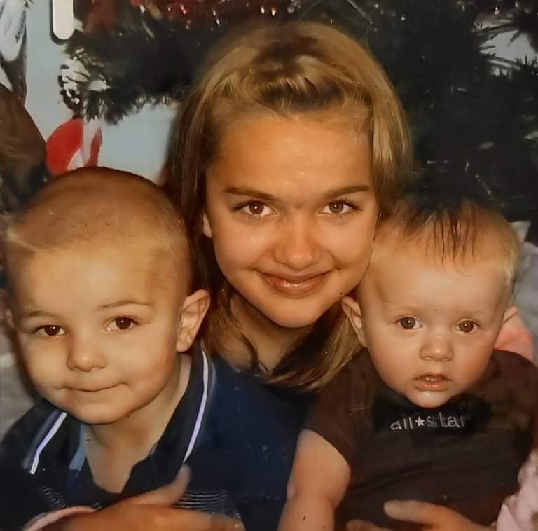 Samantha pictured with younger siblings William and Kenlan as a child