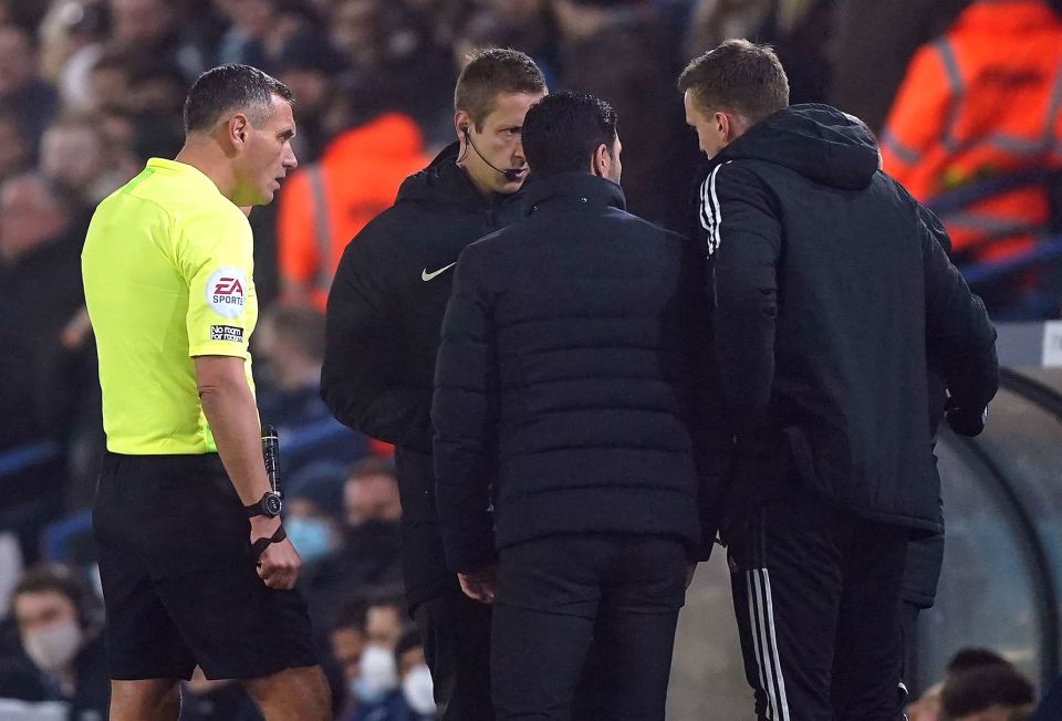 Substitute Rob Holding first alerted the fourth official of the incident