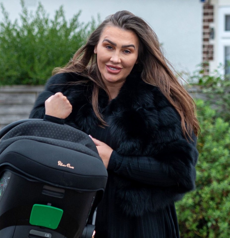 Lauren could be seen smiling as she walked along with baby Larose