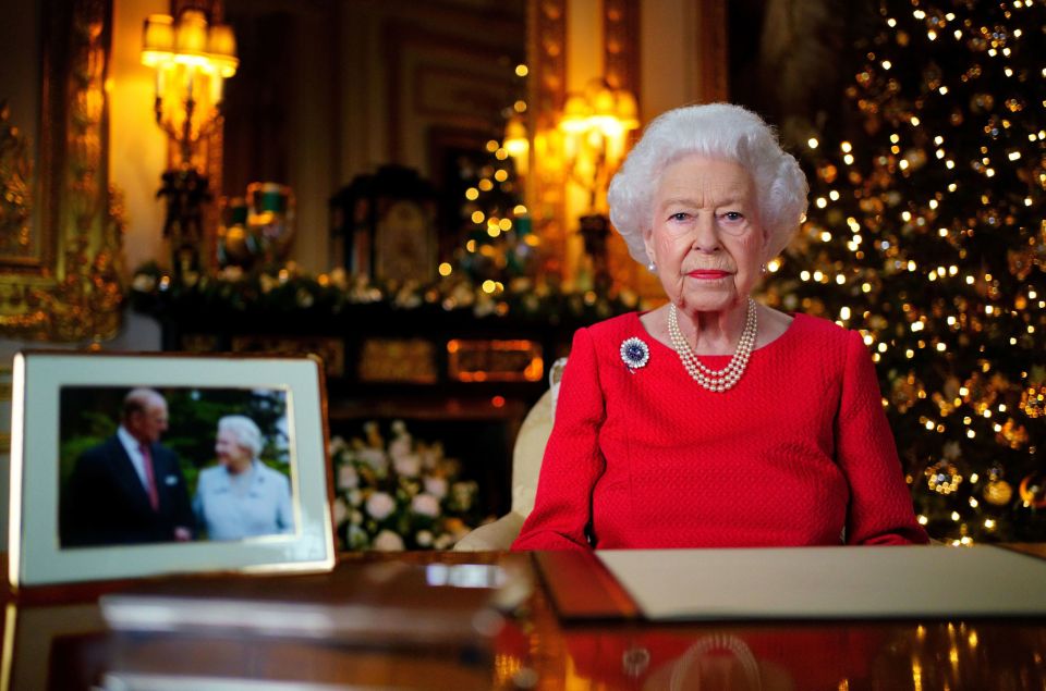 Her Majesty wore a brooch and displayed a photograph of her and Prince Philip together