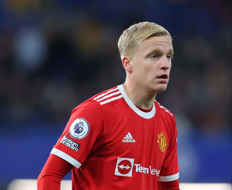 Manchester United staff reportedly made comparisons between Donny van De Beek and Henrik Mkhitaryan