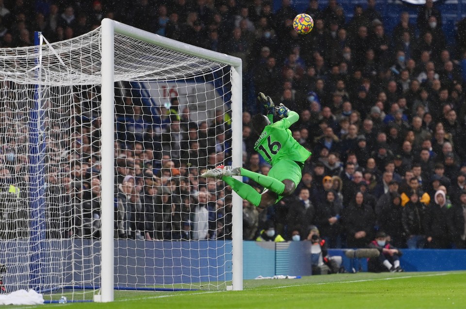 Edouard Mendy soars through the sky to save Raphinha's free-kick