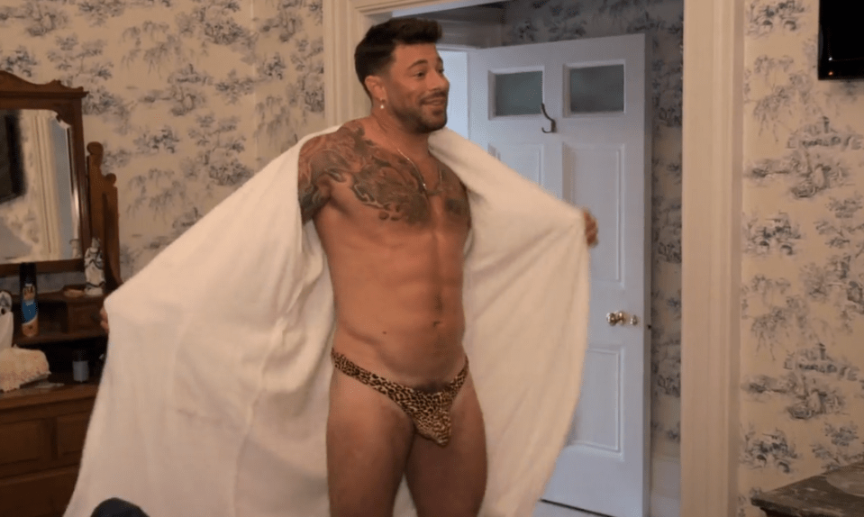 Duncan James thrilled fans when he flashed his pacakge tonight