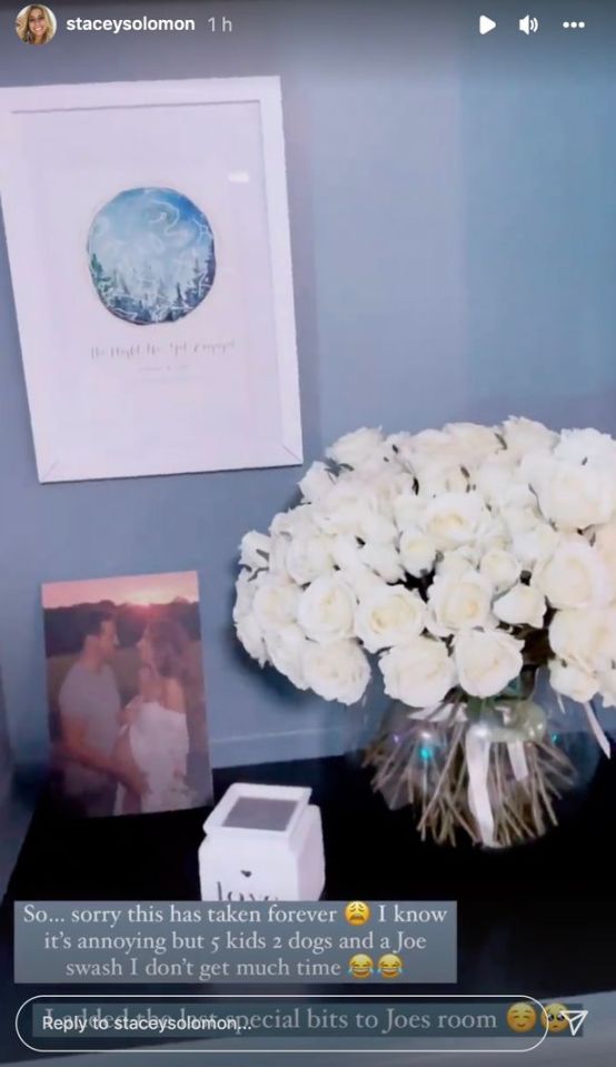 The Loose Women panellist also added a large vase of white roses