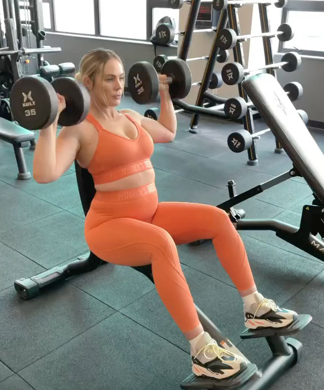 The fitness influencer lifted 225lbs WEEKS after giving birth shares amazing postpartum transformation