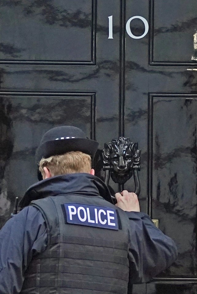 A police officer was spotted knokcing on No10's door