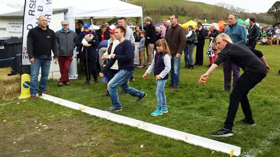 The family fun attracted thousands of people when it was last held in 2019 - pictured tossers prepare to hurl their knobs