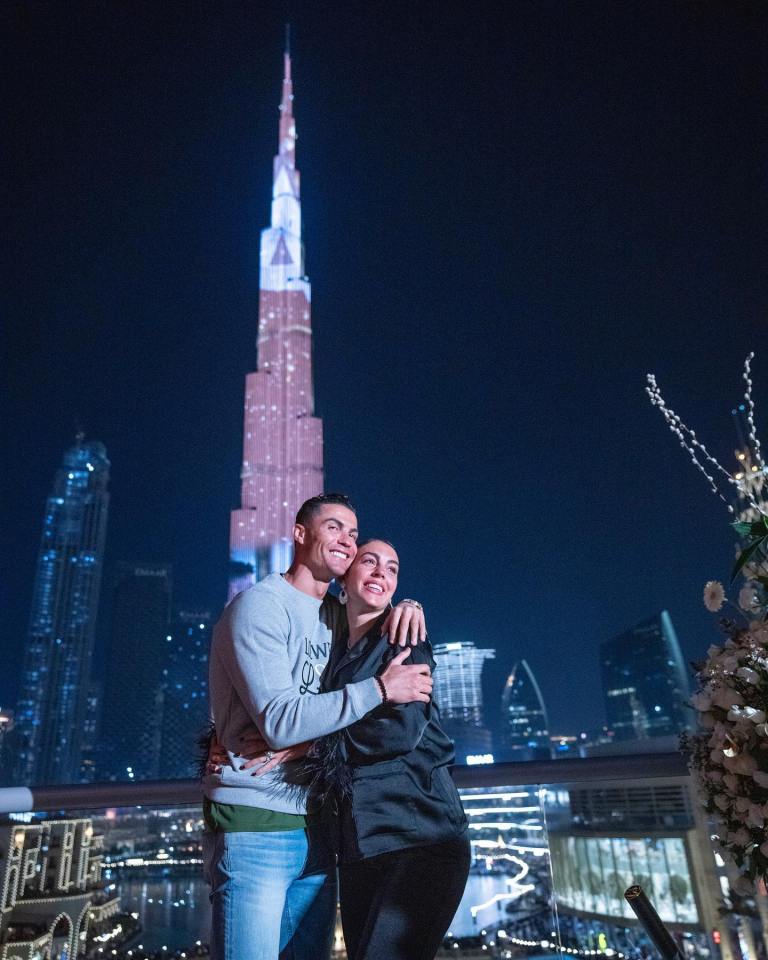 CR7 surprised his fiancee with a light display in Dubai