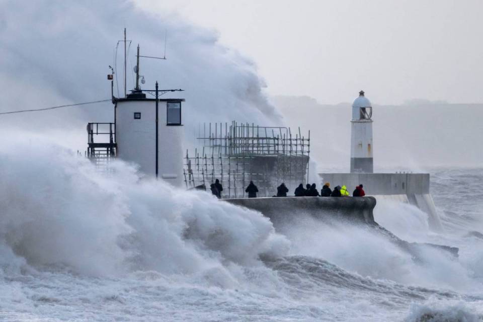  The Met Office has issued a rare red weather warning for parts of South Wales with winds exceeding 90mph expected