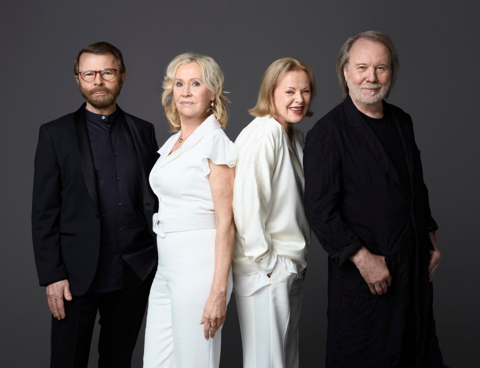 Grammy organisers are pulling out all the stops in an effort to get ABBA to perform for the first time in 40 years