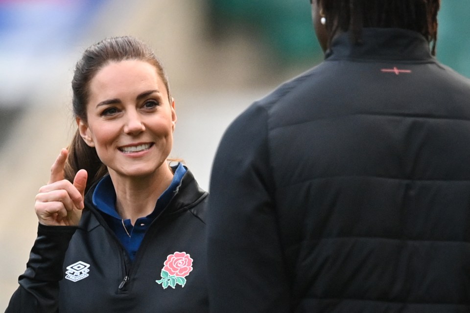 Kate speaks with England's men's rugby players as she arrives at Twickenham