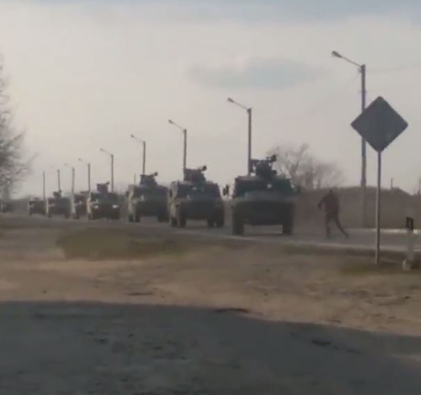 A heroic Ukrainian was filmed standing in front of the Russian convoy