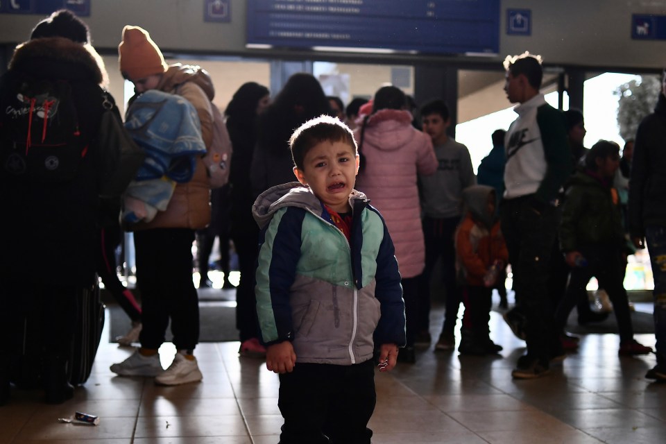 This heartbreaking picture shows a little boy crying at the train station