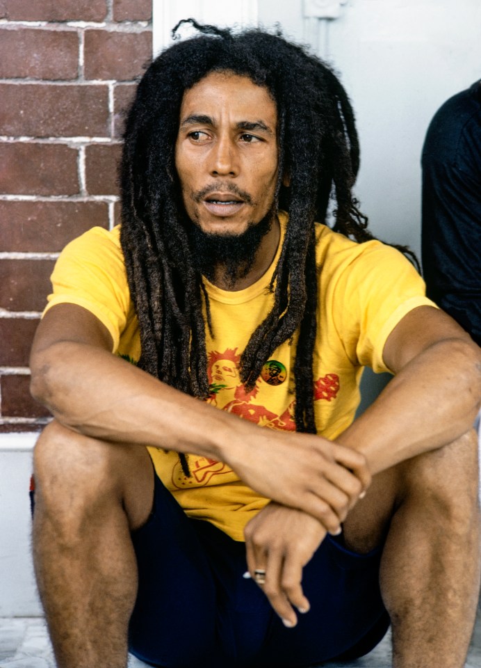 KINGSTON, JAMAICA – JULY 9: Bob Marley relaxes with friends in front of his house at 56 Hope Road on July 9, 1979 in Kingston, Jamaica. (Photo by Charlie Steiner – Hwy 67 Revisited/Getty Images)