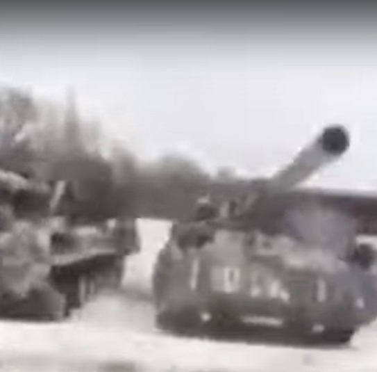 Video of the Russian 2S7 Pion guns - known as 'Soviet atomic cannons' - near the Ukraine border