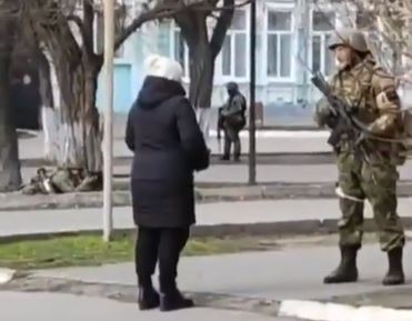 A Ukrainian woman confronted Russian soldiers