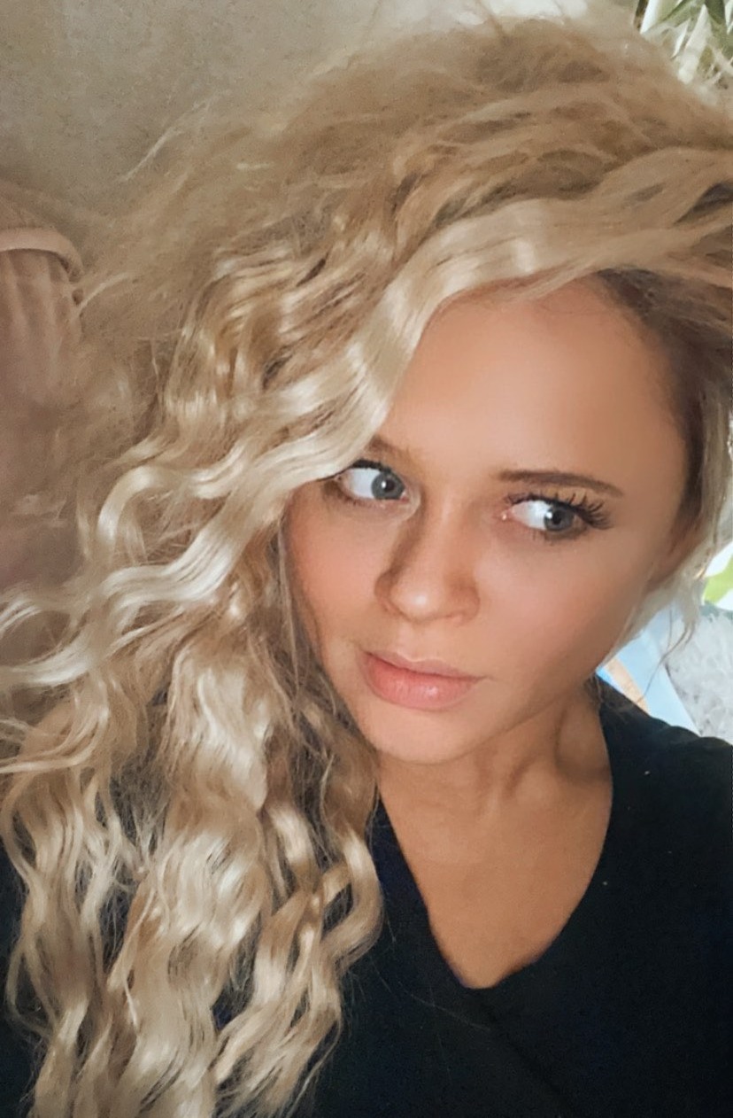 Emily showed off her hair transformation in a chic selfie