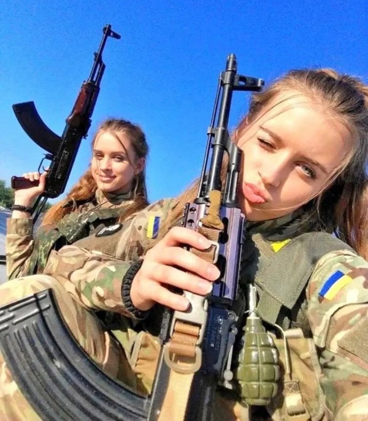 Ukrainian women are taking up arms to defend their cities against Russian forces