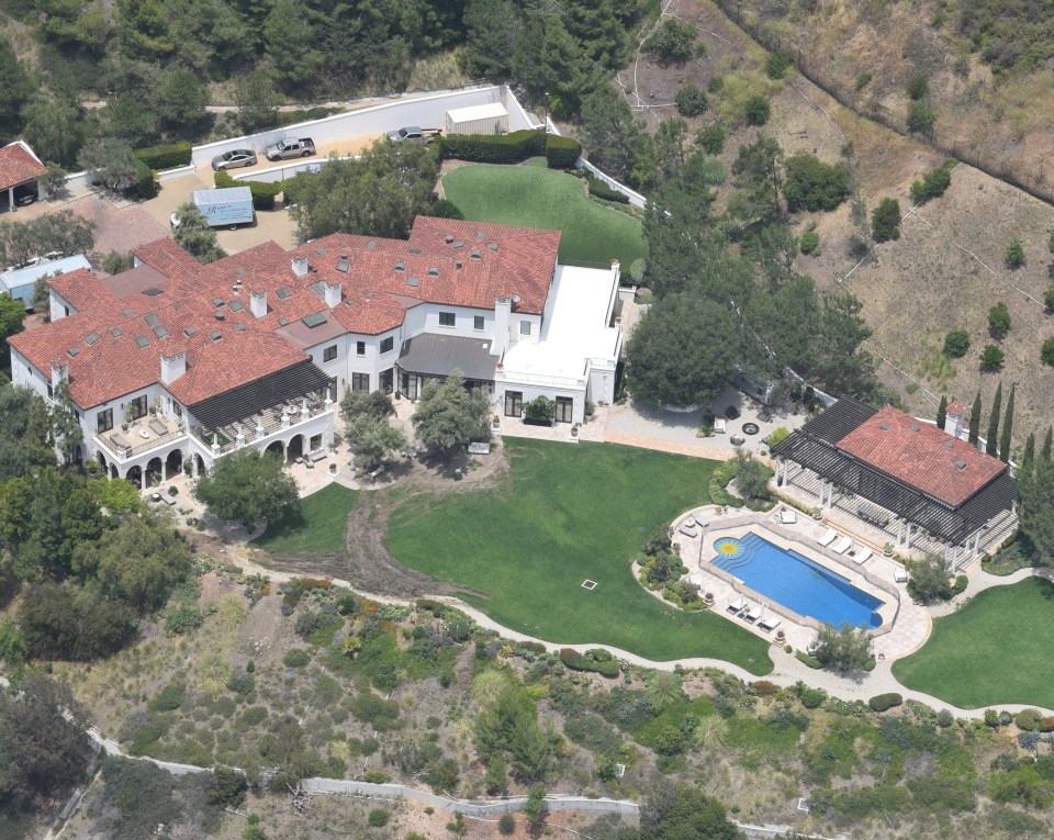 Robbie Williams is thought to have struck a deal to sell his LA home