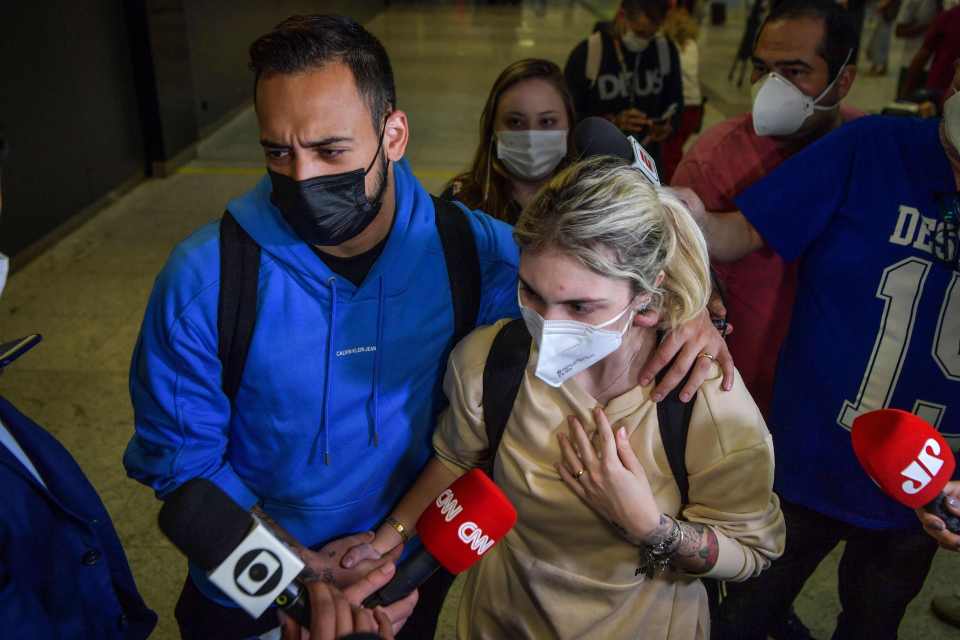 Shakhtar Donetsk's Brazilian star Maycon and his wife Lyarah Vojnovic Barberan arrive in Sao Paulo from Ukraine