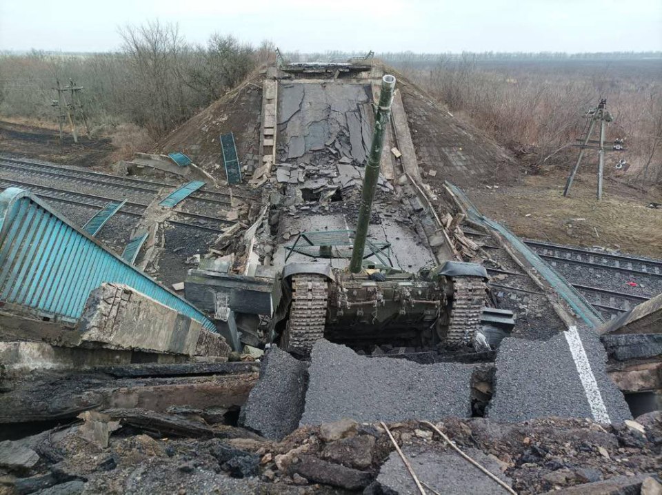 Pictures show a Russian tank which was blitzed along with a bridge in Mykolaiv near Kherson