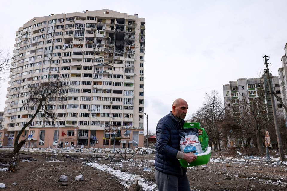 Homeless residents take what they can from bombed flats in Chernihiv