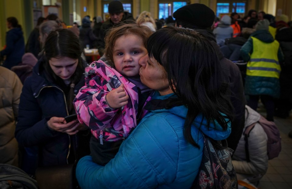 Ukrainian refugees flee across the border to Poland