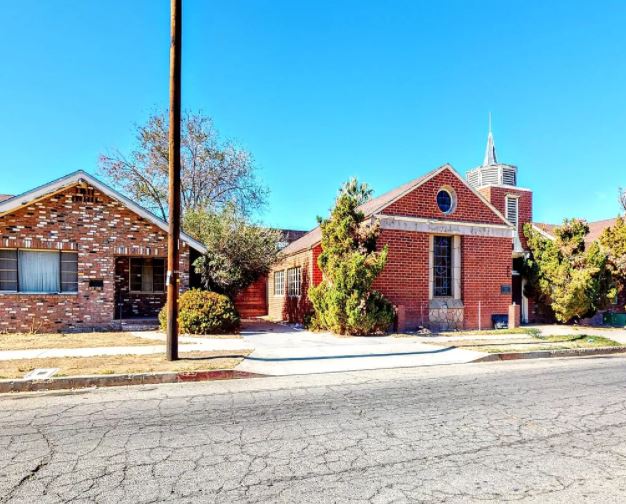 The property in California appears quite ordinary from the outside