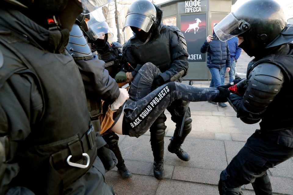 Cops hauled a demonstrator in the air on the Red Square of Saint Petersburg