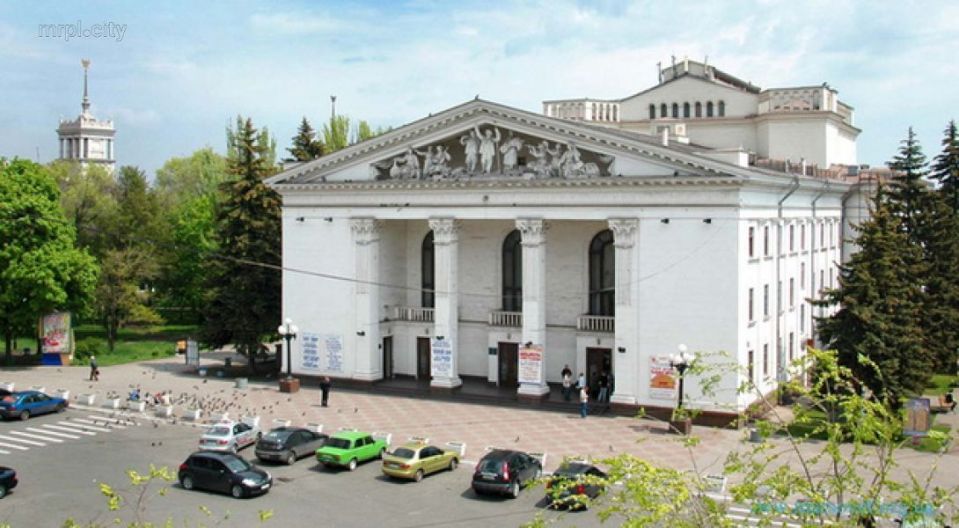 The theatre before it was allegedly bombed by Russian warplanes