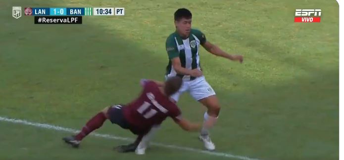 A bizarre incident took place in the Argentine reserves league that left a player seriously injured