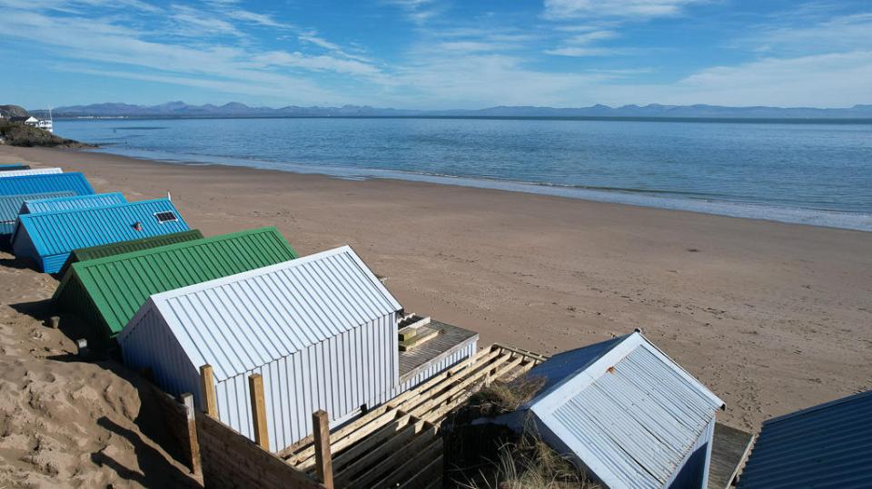 The sum is £25,000 more than the previous highest asking price for a beach hut in the north Wales resort