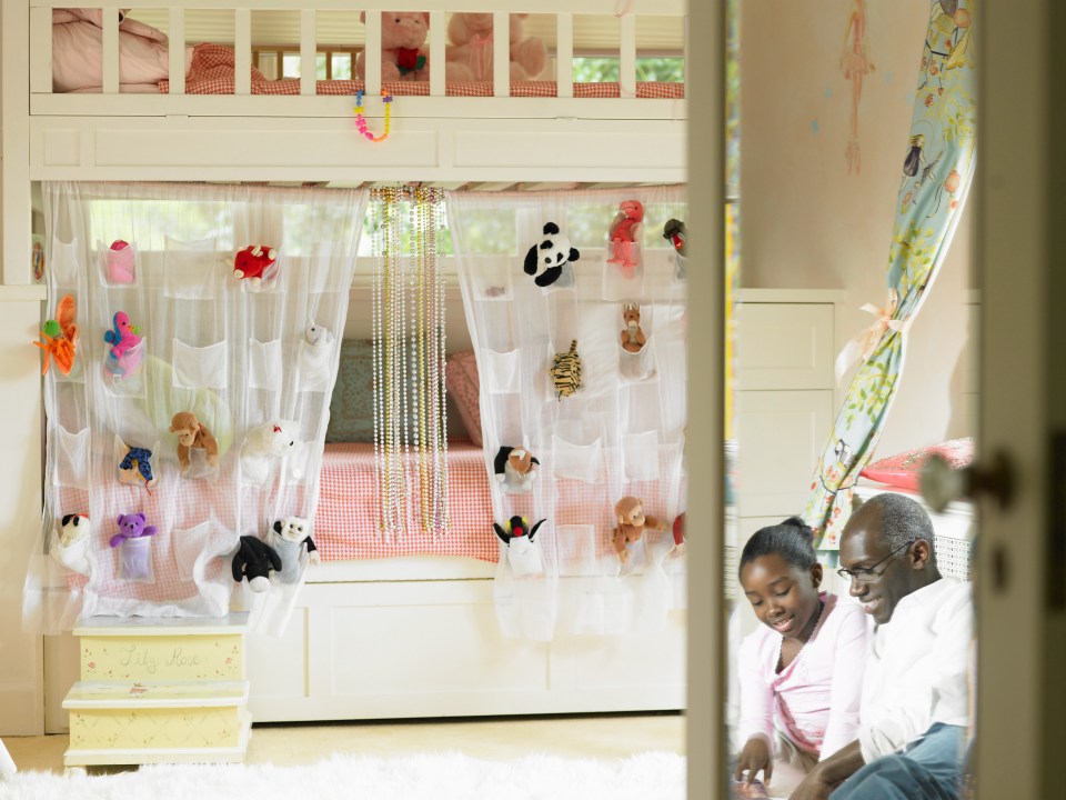 Using curtains for the lower bunk gives both kids more privacy