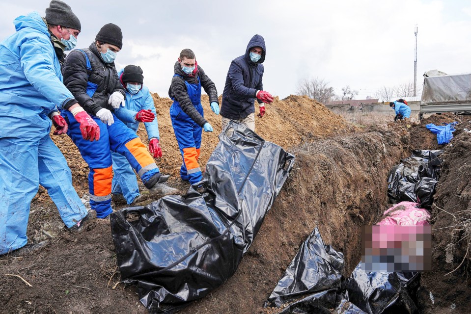 Desperate families are burying their dead in mass graves in Mariupol