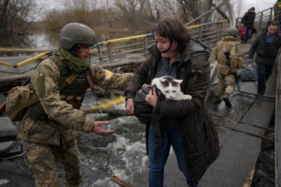 Ukrainian soldiers built make-shift bridges to help residents flee the capital