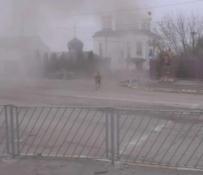 Video showed the moment a Russian shell hit the street in Irpin