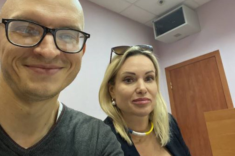 Marina Ovsyannikova appeared her lawyer ahead of her case in Moscow