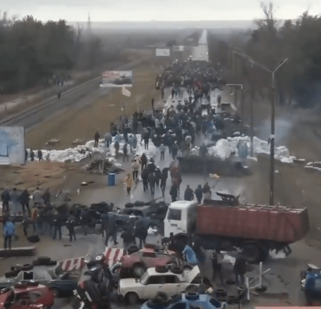 Ukrainians manned a barricade on the road to the plant