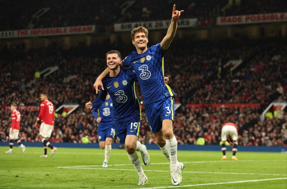 Alonso celebrates with Mason Mount after putting Chelsea ahead