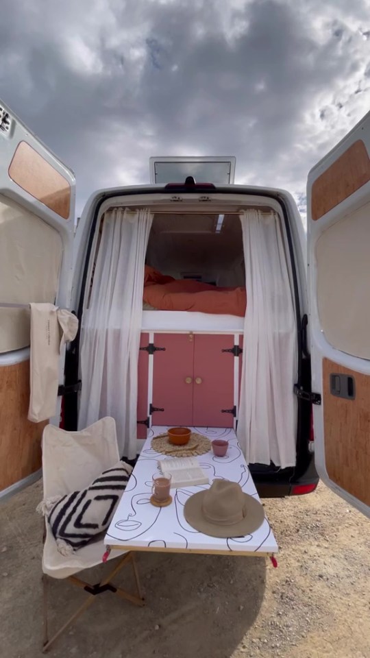 A pull out table means the couple can dine al fresco