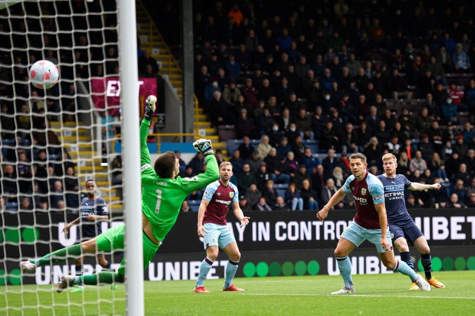 Kevin De Bruyne strikes Man City into an early lead