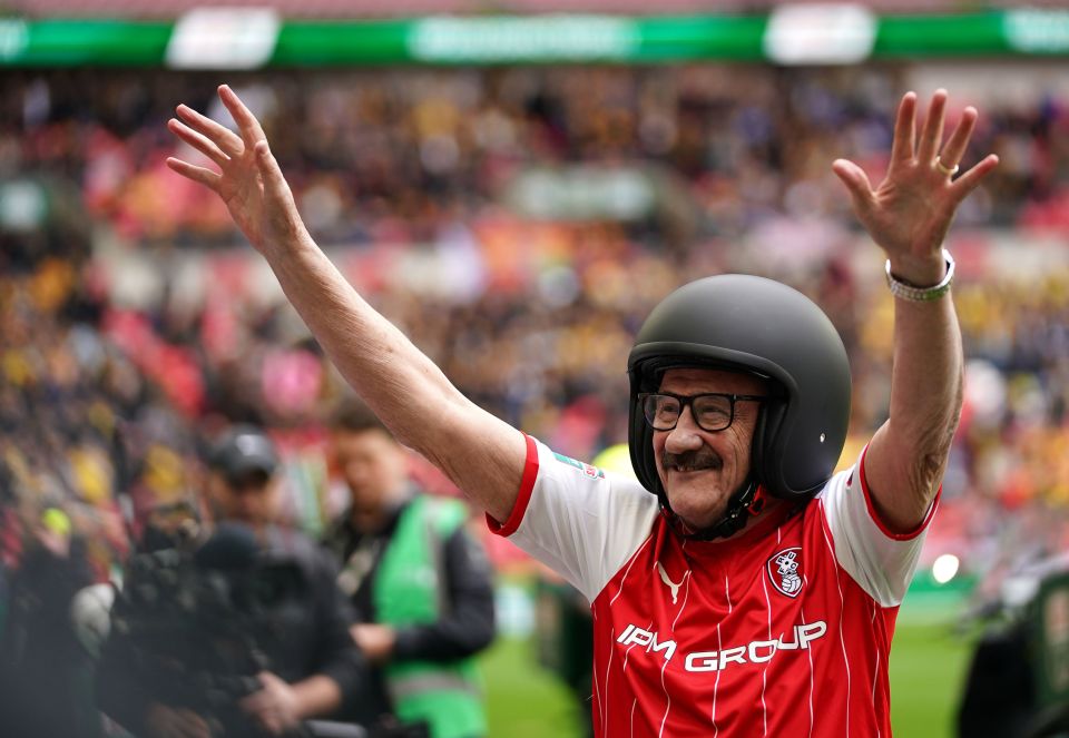 Chuckle took in applause from the crowd as he delivered the trophy before the game