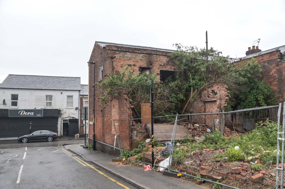 Residents claim that yobs brazenly walk down the street waving around bats and machetes