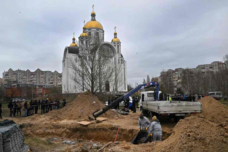 Ukrainians discovered mass trench graves in the apocalyptic Bucha