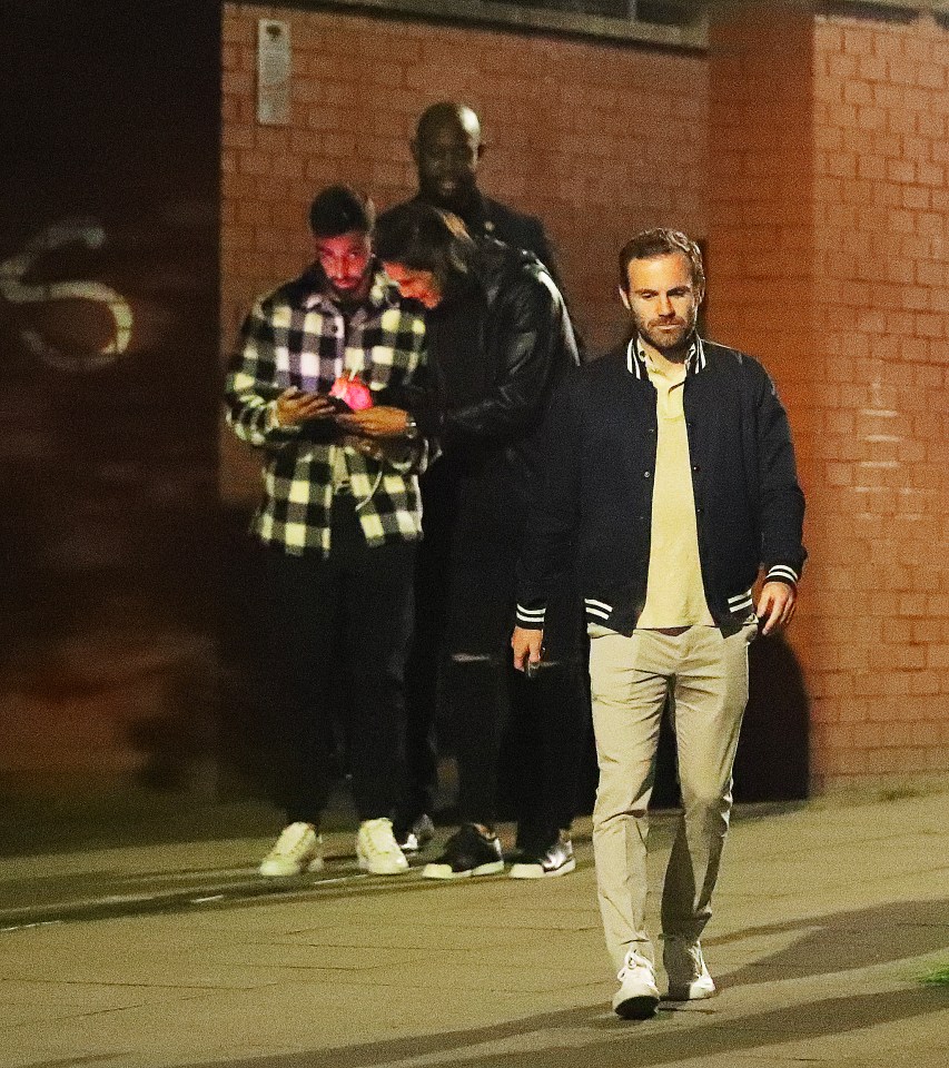 Veteran Juan Mata walks ahead of Fernandes and Cavani