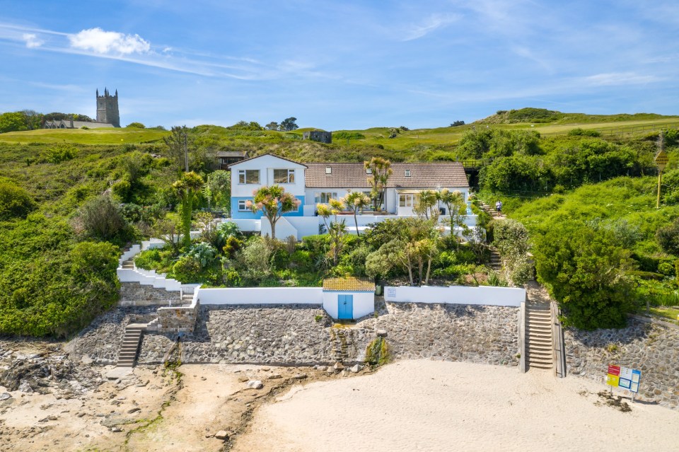 The entire property has 6 bedrooms and boasts uninterrupted sea views