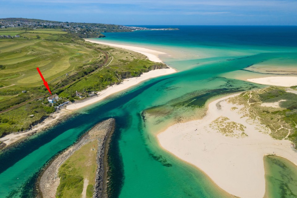 Ferryman's Rest lies on the very edge of the Cornish coast with steps down to the beach